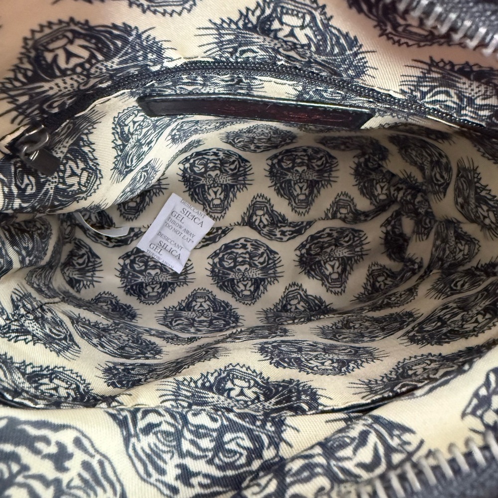 NWT Ed Hardy Skull ☠️ and Roses 🌹 Crossbody Bag - Picture 8 of 8